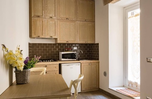 Rione VI Parione Apartment | Lovely, cozy apartment with kitchen, balcony and heating. TV, Wi-Fi.