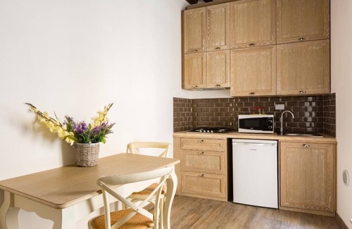 Rione VI Parione Apartment | Lovely, cozy apartment with kitchen, balcony and heating. TV, Wi-Fi.