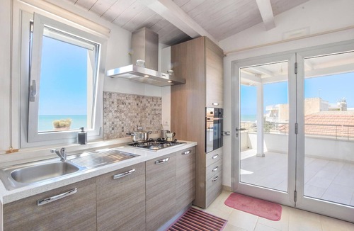 Casuzze House | Lovely home in Kaukana with WiFi