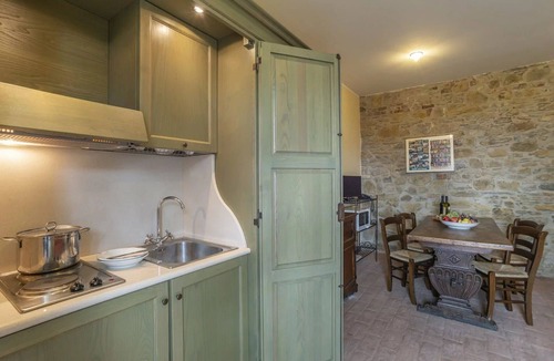 Agello Bed & Breakfast | Lovely room for 4 people with A/C, pool, WIFI, TV, veranda and pets allowed, close to Perugia