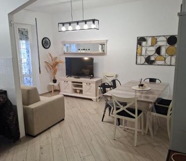 Torvaianica Apartment | Luminoso appartamento al mare