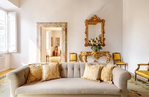 Rione VI Parione Apartment | Luxury Apartment in Piazza Farnese | Walk to Everything | Quiet & Central