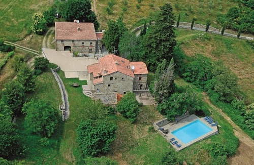 Caprese Michelangelo Villa | Luxury Historic Tuscan Farmhouse with swimming pool overlooking the Tiber Valley