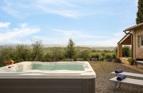 San Gimignano Villa | Luxury romantic cottage with a hot tub by San Gimignano