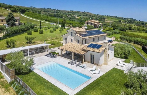 Monterubbiano House | Luxury villa with pool in Aso Valley