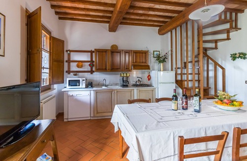 Castiglione del Lago Apartment | Madone 2, apartment in agriturismo. Pool, WiFi, tennis