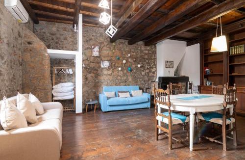 Sutri Apartment | Maestosa Maison della Cattedrale, 3 piani storici tutti per voi!