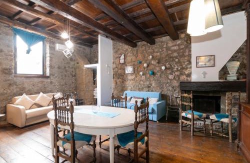 Sutri Apartment | Maestosa Maison della Cattedrale, 3 piani storici tutti per voi!