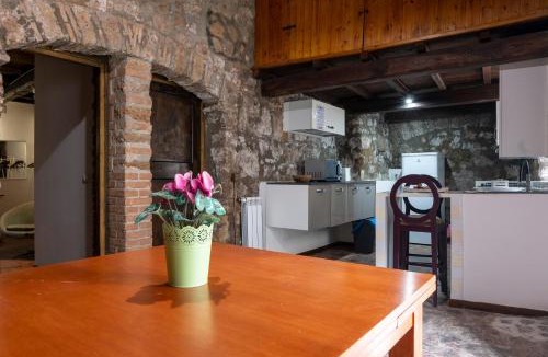 Sutri Apartment | Maestosa Maison della Cattedrale, 3 piani storici tutti per voi!
