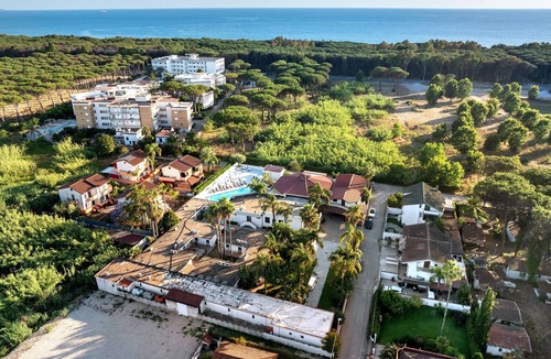 Laura Apartment | Marina Living Rooms – Comfort Quadruple Room with Shared Pool, Wi-Fi & Air Conditioning