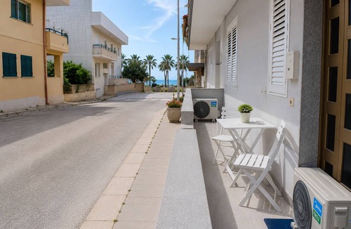 Pozzallo Apartment | Mariposa blu 2 mins to the main beach