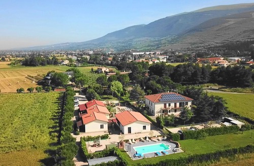 Spello Apartment | Menta apartment in a holiday home with park and swimming pool