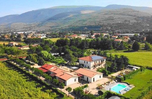 Spello Apartment | Menta apartment in a holiday home with park and swimming pool