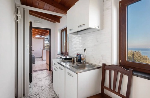 Monte Chiaro House | Mini Apartment with Sea View, Wi-Fi, and Air Conditioning