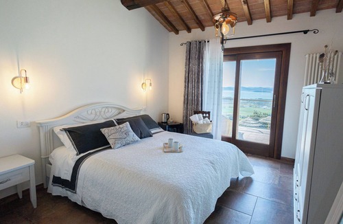 Passignano sul Trasimeno Apartment | Minore- Room with balcony with lake view