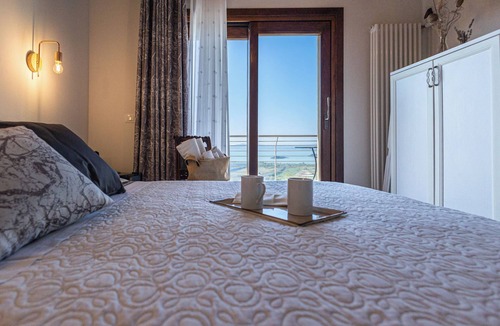 Passignano sul Trasimeno Apartment | Minore- Room with balcony with lake view