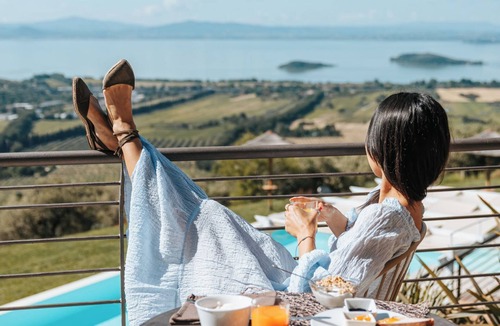 Passignano sul Trasimeno Apartment | Minore- Room with balcony with lake view