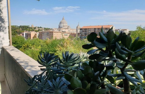 Quartiere XIII Aurelio Apartment | Modern, colourful, big app with Vatican view