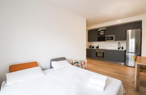 Garbatella Apartment | Modern Deluxe 2 Suites Apartment - 15min Colosseum & Metro 5min - AC, Wifi