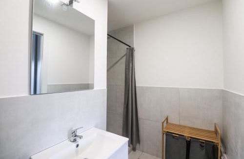 Garbatella Apartment | Modern Deluxe 2 Suites Apartment - 15min Colosseum & Metro 5min - AC, Wifi