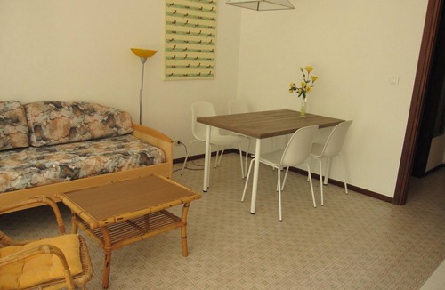 Grado Pineta Apartment | Modern flat with balcony at Grado Pineta