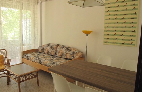 Grado Pineta Apartment | Modern flat with balcony at Grado Pineta