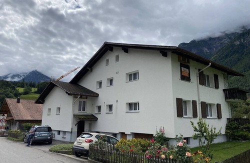 Meiringen Apartment | Modern studio in 1970s house in Haslital