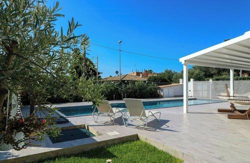 Carrozziere House | Modern villa with views of Ortigia