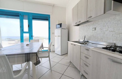Posto Rosso House | MONOLOCALE LA CORTE SUL MARE
