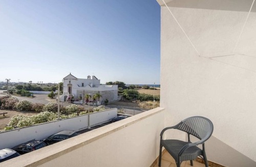 Marina di Ostuni Apartment | Monolocale vista giardino-Studio-Balcony-Private Bathroom