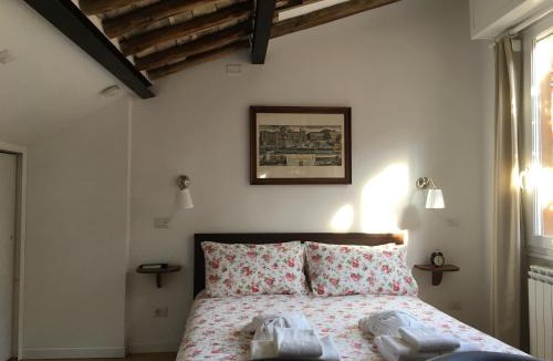 Rione VII Regola Apartment | Montoro 15 Attic Suite