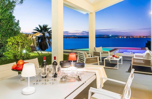 Syracuse Villa | My Rental Homes - Sea Art Villa luxury property with pool 4 bedrooms 8 sleeps