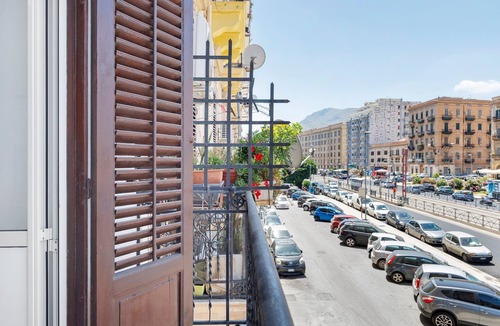 Corso dei Mille - Sant'Erasmo Apartment | 'Myla's Rooms - 1' Room with Balcony, Wi-Fi and Air Conditioning