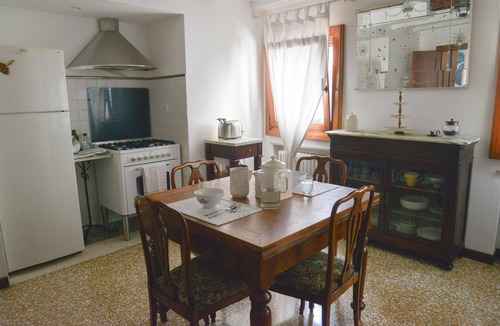 Santa Croce Apartment | New Central, Cozy, 2 bedrooms, living room, free wifi, AC, 51 inch LED TV