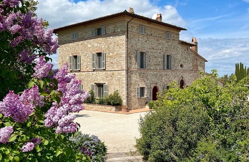 Pesciano Villa | New Listing - Beautiful renovated villa , sleeps 12, air con, private pool