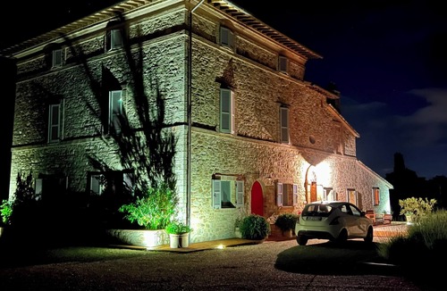 Pesciano Villa | New Listing - Beautiful renovated villa , sleeps 12, air con, private pool