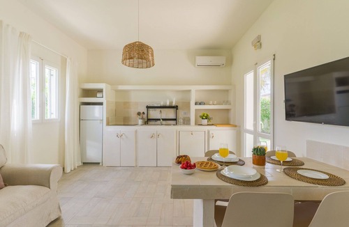 San Vito dei Normanni Villa | Nice apartment in villa for 5 guests with WIFI, pool, A/C, TV and veranda, close to Ostuni