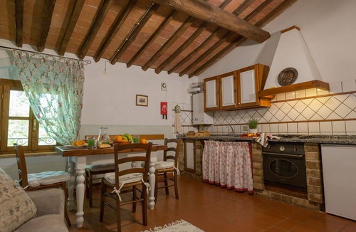 Peccioli Apartment | Nice apartment for 4 people with WIFI, pool, A/C, TV, pets allowed and panoramic view