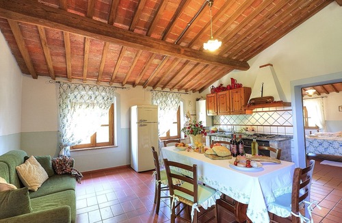 Peccioli Apartment | Nice apartment for 6 people with WIFI, pool, A/C, TV, pets allowed and panoramic view
