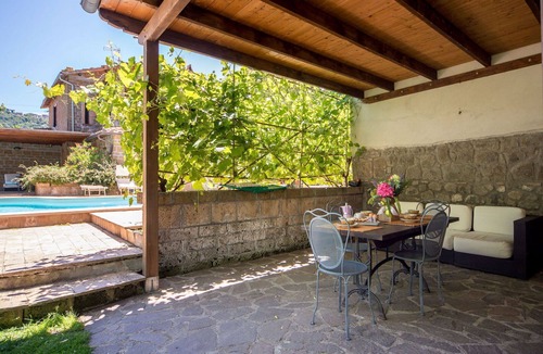 Montefiascone Villa | Nice apartment in villa with pool, WIFI, hot tub, TV, patio, pets allowed and panoramic view