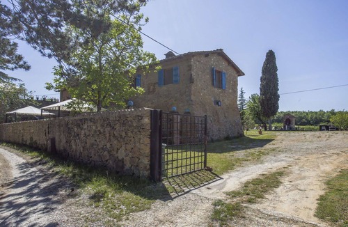 Monteriggioni Villa | Nice apartment in villa for 5 guests with WIFI, pool, TV, patio and pets allowed