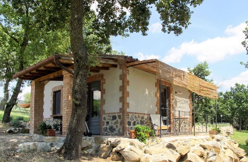 Bolsena House | Nice apartment in villa for 2 guests with pool, TV, terrace and pets allowed