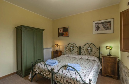 Agello Bed & Breakfast | Nice room for 4 people with WIFI, A/C, pool, TV, veranda and pets allowed, close to Perugia