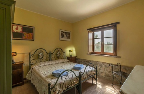 Agello Bed & Breakfast | Nice room for 4 people with WIFI, A/C, pool, TV, veranda and pets allowed, close to Perugia
