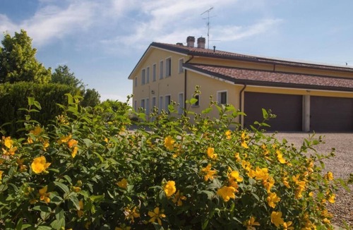 Scandiano Apartment | Ninfea studio apartment in a farmhouse with a large park