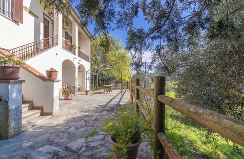 Campagnatico House | Panoramic farmhouse in Maremma with garden and view, pet friendly
