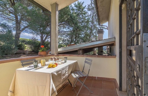 Campagnatico House | Panoramic farmhouse in Maremma with garden and view, pet friendly