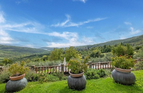 Caprese Michelangelo House | Panoramic stone apartment with swimming pool