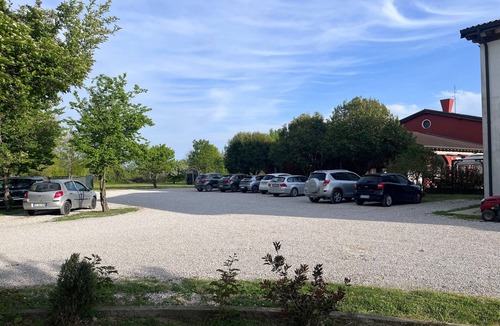 Santa Maria di Sala Apartment | Papaveri E Papere Room – Selleria in Caltana