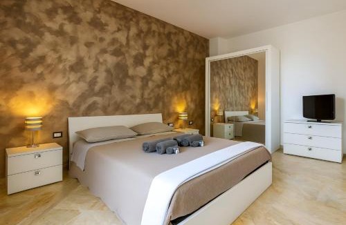 Brindisi Histotic Center Apartment | Penthouse Station luxury apts Le dimore